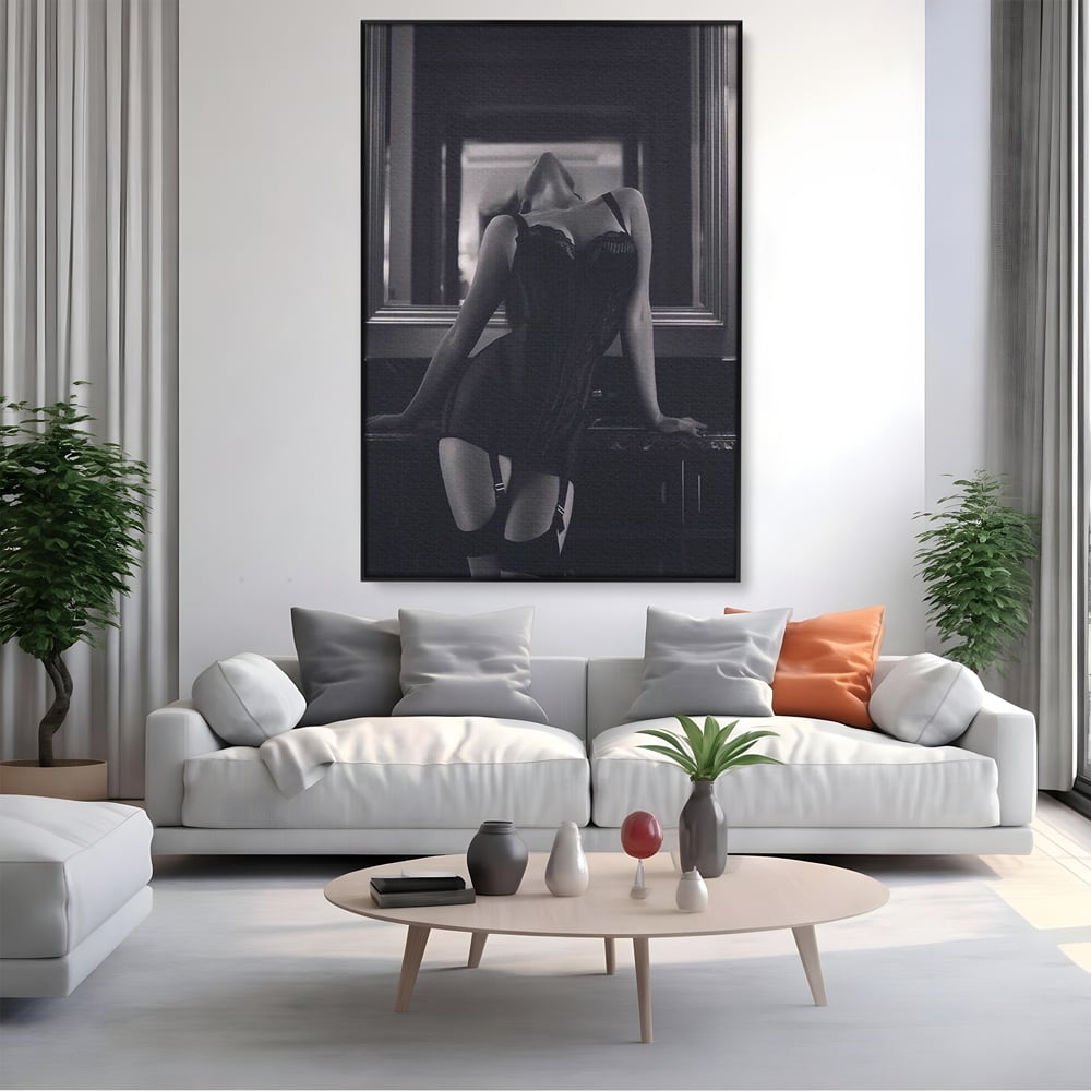 Tablou canvas cu tablou canvas cu silueta feminina, in rama de aluminiu negru, pe perete intr-un living